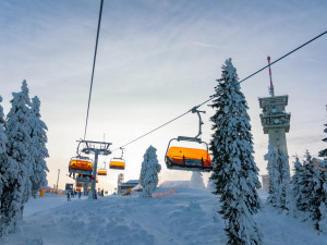 Na horách v Karlovarském kraji lyžovaly o víkendu tisíce lyžařů