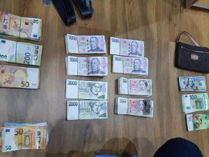 Dva muži prodávali na tržnici pervitin. zadržela je policie