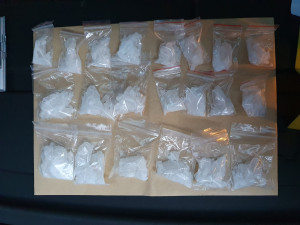 Dva muži prodávali na tržnici pervitin. zadržela je policie