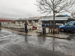 Dva muži prodávali na tržnici pervitin. zadržela je policie