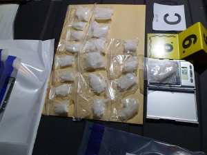 Dva muži prodávali na tržnici pervitin. zadržela je policie