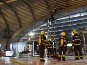 Po nedělním požáru se uklízí na karlovarském letišti, způsobená škoda jde do milionů korun