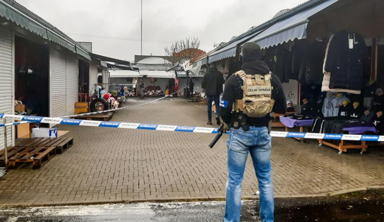 Dva muži prodávali na tržnici pervitin. zadržela je policie