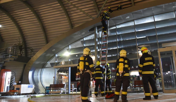 Po nedělním požáru se uklízí na karlovarském letišti, způsobená škoda jde do milionů korun