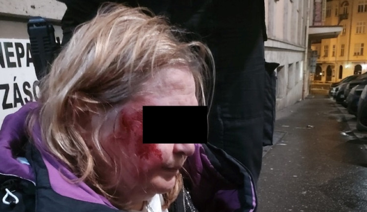 Totálně opilá žena nadávala hostům i personálu restaurace, nakonec skončila na zemi s rozbitým obličejem