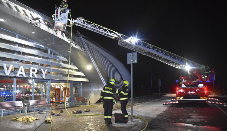 V Karlových Varech vyšetřují, proč jim hořelo letiště. Opraveno má být v květnu 