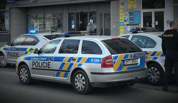 Surovec zbil a zkopal před úřadem muže. Nechtěl předtím ve frontě pustit před sebe jeho známou