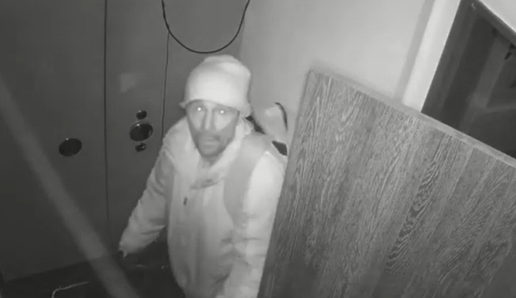 Zloděj na Brněnsku slavil. Do batohu si nacpal drahé kovy za miliony korun