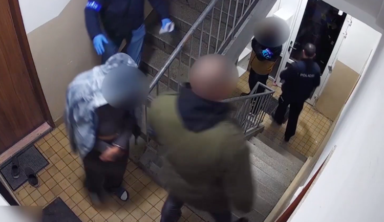 Vražda v Novém Sedle: Ženu po zavraždění přikryl dekou, chtěl peníze