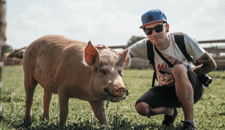 Žádné zvíře nechce zemřít pro člověka. Přijatelný chov pro maso neexistuje, říká hudebník a aktivista Lukáš Vincour