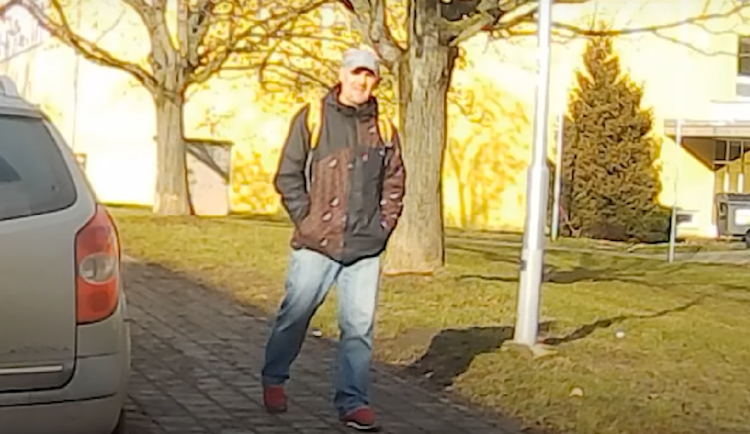 Matka v Brně vedla děti do školy. Zloděj jí zatím vybílil auto