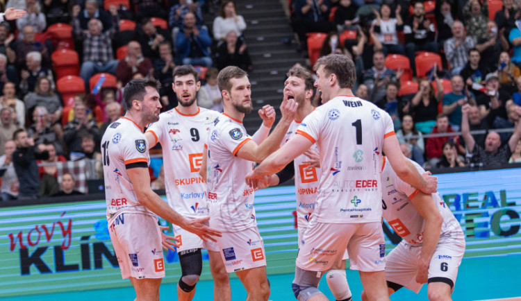 Volejbalisté Karlovarska v úvodním čtvrtfinále Poháru CEV porazili Belchatów 3:2