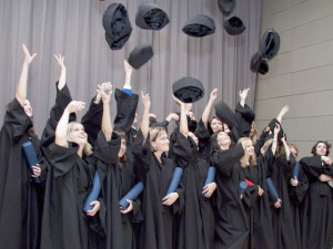 Vydejte nové diplomy osobám, které si změnily pohlaví, navrhují univerzitám poslanci