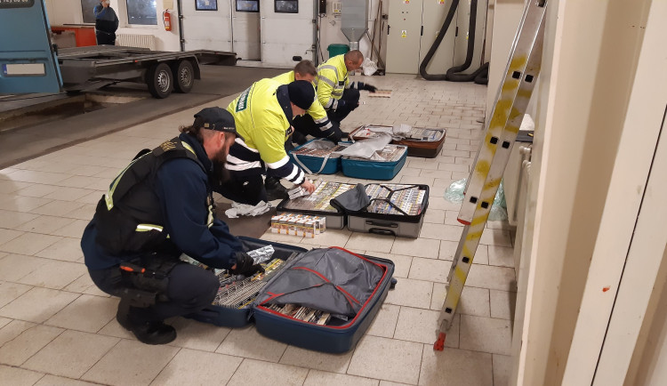 Máme za sebou úspěšný rok, hlásí karlovarští celníci, kteří uskutečnili desítky kontrol v prodejnách  