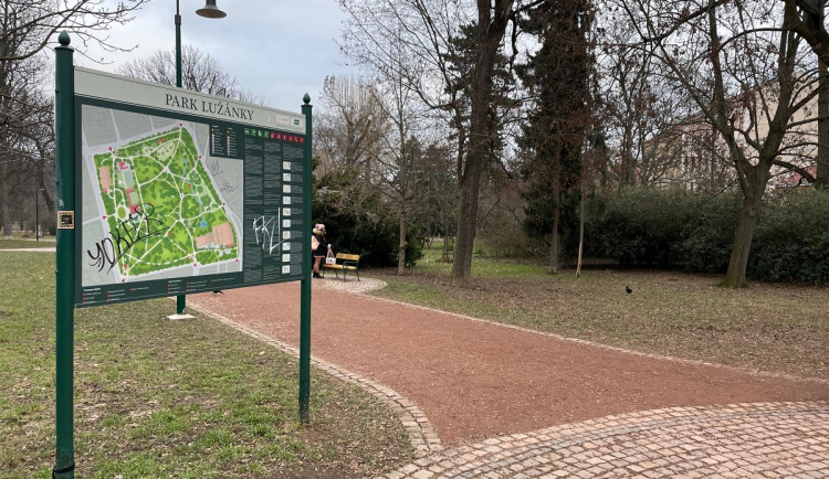 Brněnský park dostal historické mlatové cesty. Lidem na nich vadí bláto