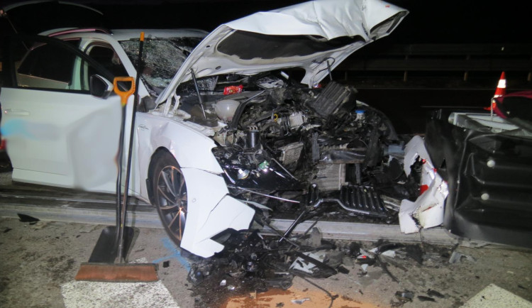 Řidiče na dálnici přepadl mikrospánek. Nepřipoutaný cizinec proletěl předním sklem