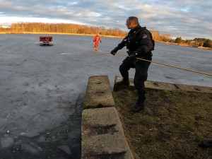 V Ostrově se propadla dívka do ledu, hasiči ji zachránili