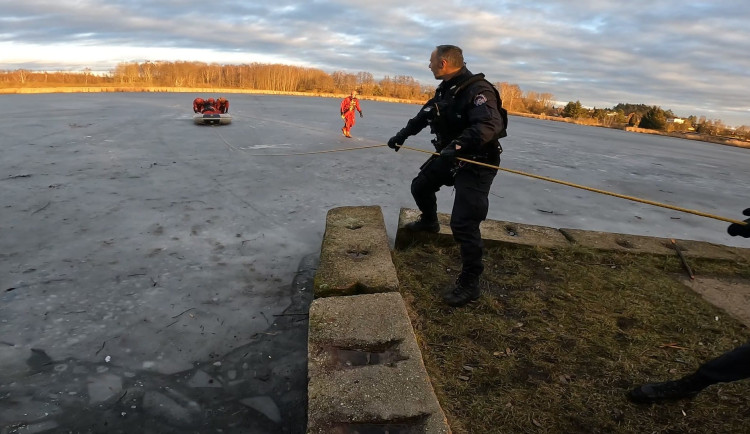 V Ostrově se propadla dívka do ledu, hasiči ji zachránili