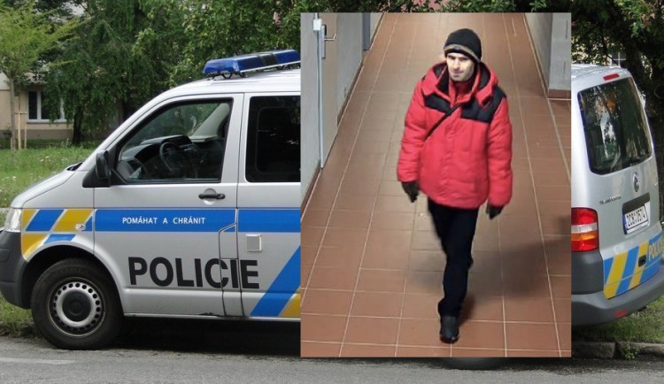 Neznámý muž měl vykrást šatnu v hale míčových sportů ve Varech. Pátrá po něm policie