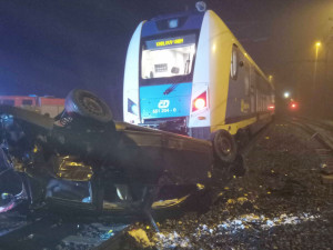 U Chebu se srazilo auto se dvěma vlaky. Trať byla sedm hodin uzavřená