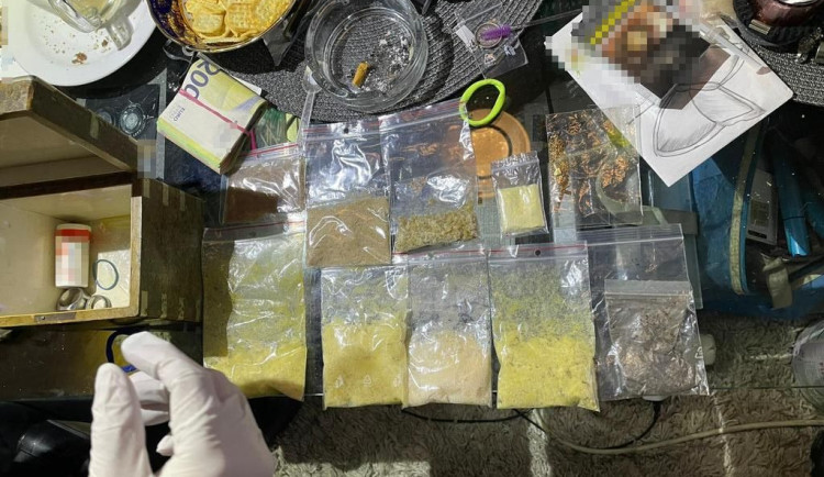 Policie v Karlovarském kraji zadržela skupinu, která vyráběla pervitin.