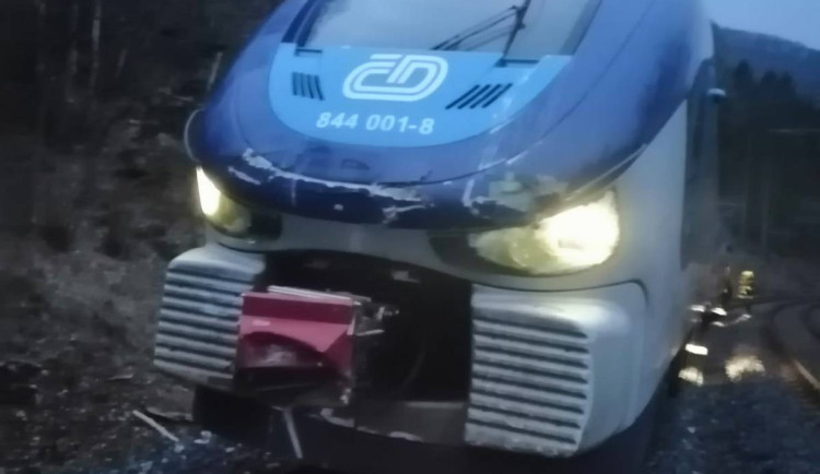 Strom na trati mezi Stráží nad Ohří a Perštejnem strhl troleje. Vlaky nepojedou celý den