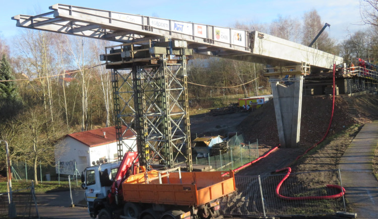 V Chebu skončila hlavní část stavby lávky přes vlakové nádraží