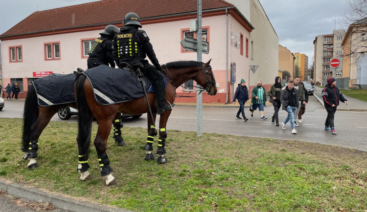 Do Budějc vyrazili fanoušci fotbalové Bohemky. Na pořádek dohlížejí desítky policistů, vrtulník i hlídka na koních