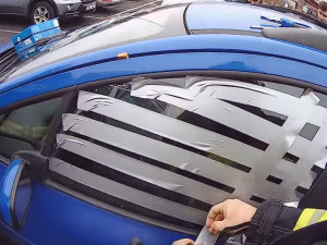 Pejsek zůstal uvězněný uvnitř automobilu, majiteli nešel vůz klíčkem odemknout