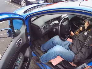 Pejsek zůstal uvězněný uvnitř automobilu, majiteli nešel vůz klíčkem odemknout