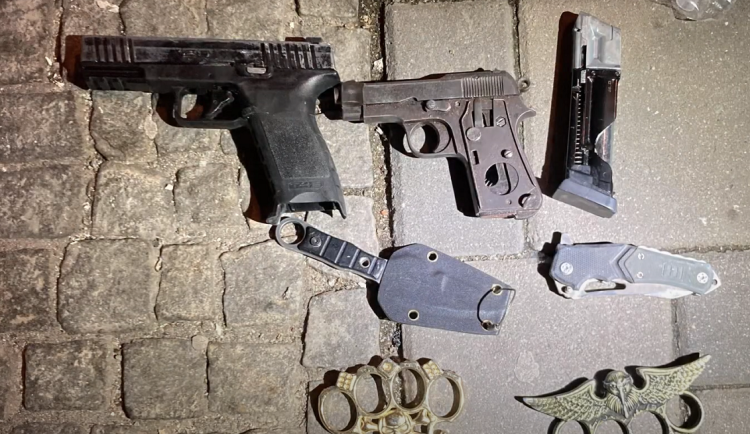 Ozbrojenec v Brně utíkal před policií po střechách. Schoval se v kostele