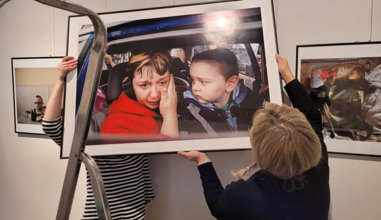 Chebská Galerie 4 vystavuje fotografie 15 ukrajinských fotografů, kteří zachytili hrůzy už rok trvající války