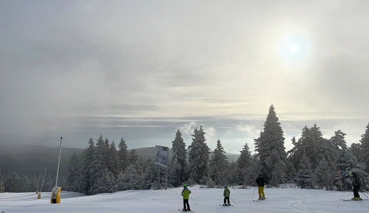 Můžete lyžovat, ale na běžky to není, vzkazují karlovarským lyžařům areály