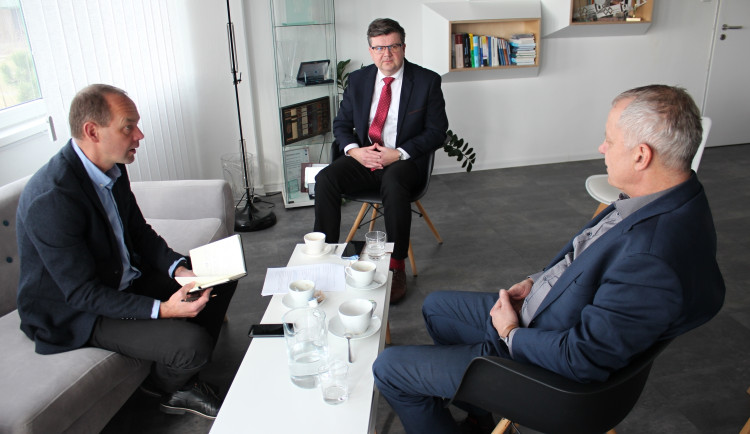 Jednání se zúčastnili rektor ZČU Miroslav Holeček, její budoucí rektor Miroslav Lávička a karlovarský hejtman Petr Kulhánek