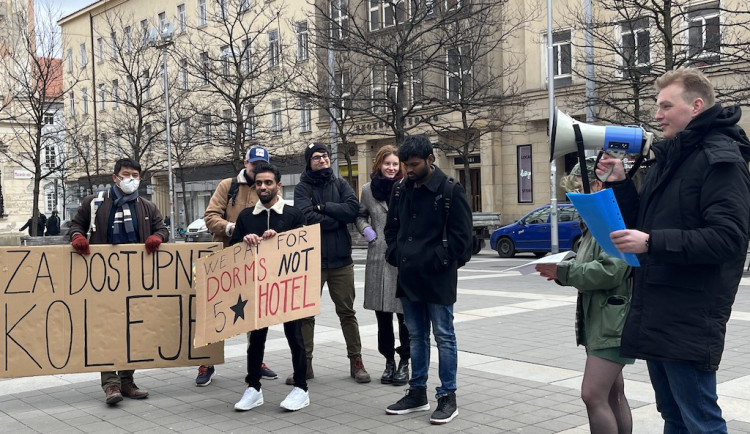 V Brně se bouří proti cenám kolejí. Neplatíme za luxusní hotel, křičí studenti