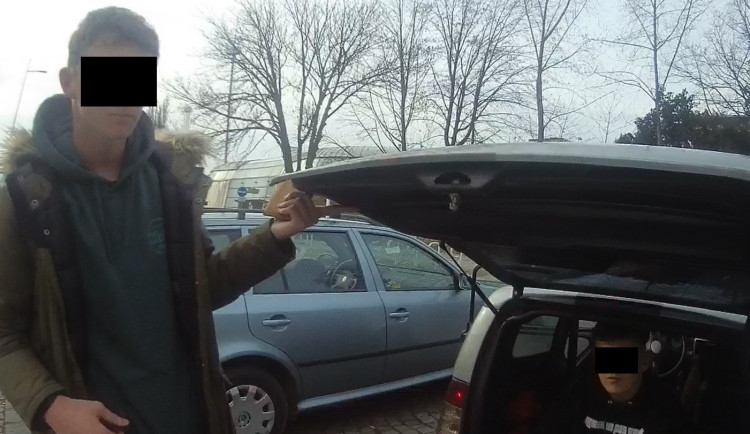 Mladý řidič na sebe upozornil přestupkem. V kufru auta navíc vezl kamaráda