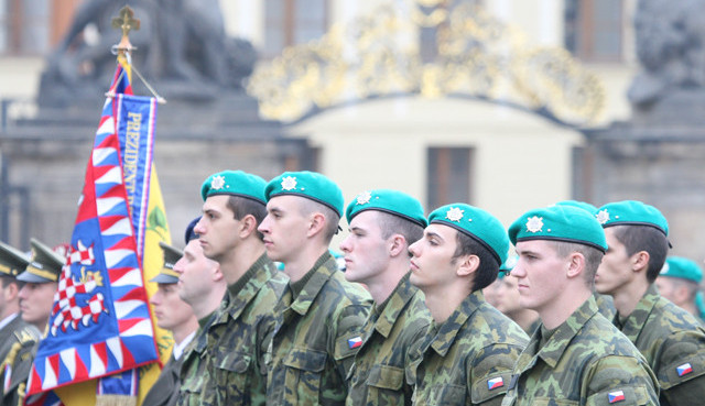 Za smrt studenta vojenské školy nemohl výstřel. Probodl si krk zbraní