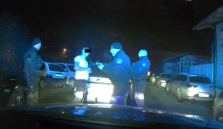 Pod vlivem drog, bez řidičáku a s šestiletým synem v autě ujížděl řidič před hlídkou městské policie