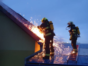 Při požáru domu ve Fojtově na Karlovarsku jeden člověk zemřel, další je popálený