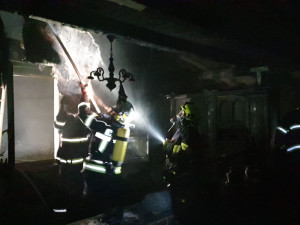 Při požáru domu ve Fojtově na Karlovarsku jeden člověk zemřel, další je popálený