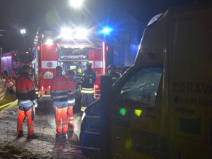 Při požáru domu ve Fojtově na Karlovarsku jeden člověk zemřel, další je popálený