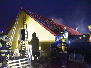 Při požáru domu ve Fojtově na Karlovarsku jeden člověk zemřel, další je popálený