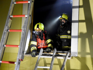 Při požáru domu ve Fojtově na Karlovarsku jeden člověk zemřel, další je popálený