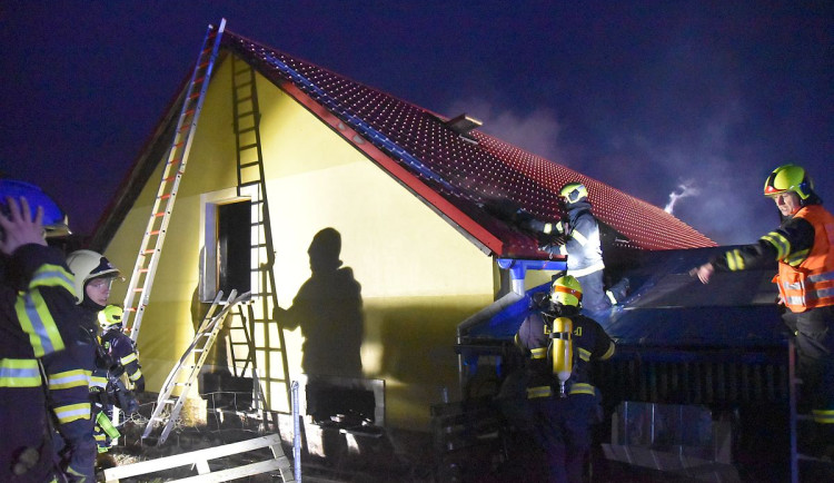 Při požáru domu ve Fojtově na Karlovarsku jeden člověk zemřel, další je popálený