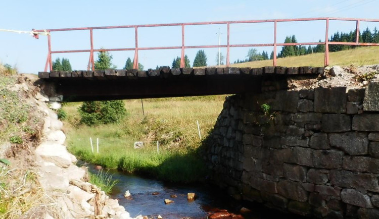 Kraj plánuje opravu zchátralého mostu na frekventované krušnohorské cyklotrase poblíž Přebuzi