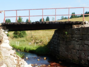 Kraj plánuje opravu zchátralého mostu na frekventované krušnohorské cyklotrase poblíž Přebuzi