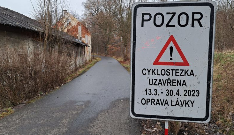 Karlovy Vary zavírají frekventovanou cyklostezku kvůli opravě zchátralé lávky 
