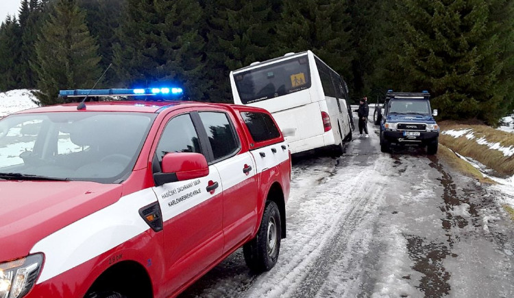 Na zledovatělé silnici zapadl autobus do příkopu, hasiči s Horskou službou museli evakuovat 43 dětí