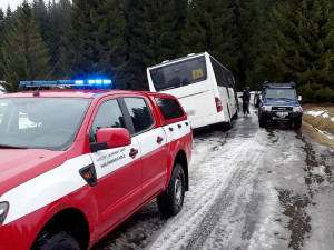 Na zledovatělé silnici zapadl autobus do příkopu, hasiči s Horskou službou museli evakuovat 43 dětí
