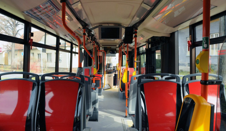 Karlovarský kraj musí platit pokutu 2,7 mil. za smlouvy na autobusovou dopravu